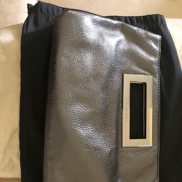 MICHAEL KORS LEATHER CLUTCH NWOT Grey Leather - Picture 3 of 8